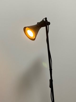 Lámpara de pie negra metálica