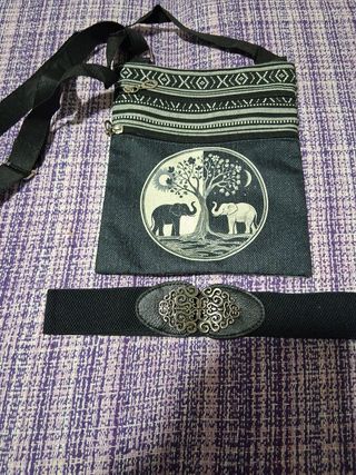 Bolso bandolera y cinturón negro con elefantes
