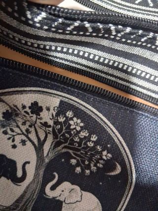 Bolso bandolera y cinturón negro con elefantes