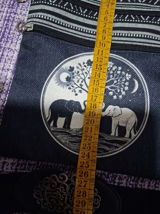 Bolso bandolera y cinturón negro con elefantes