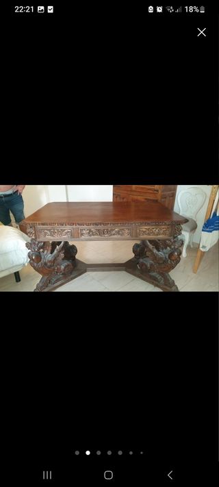 Mesa antigua de notario tallada con dragones  