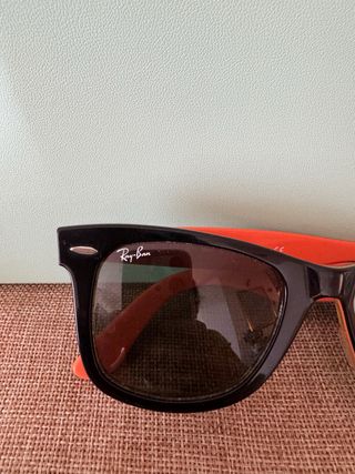 Occhiali da sole Ray-Ban neri e arancioni
