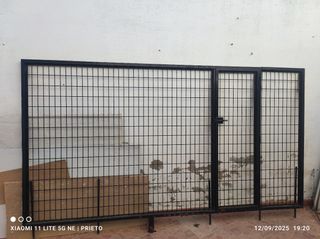 Cerca para mascotas de metal negra