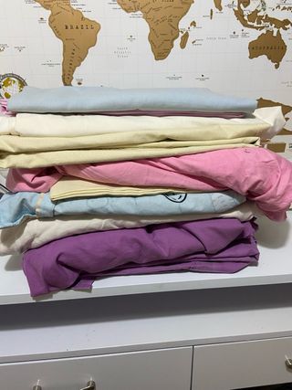 Set di lenzuola e copriletti singoli a colori