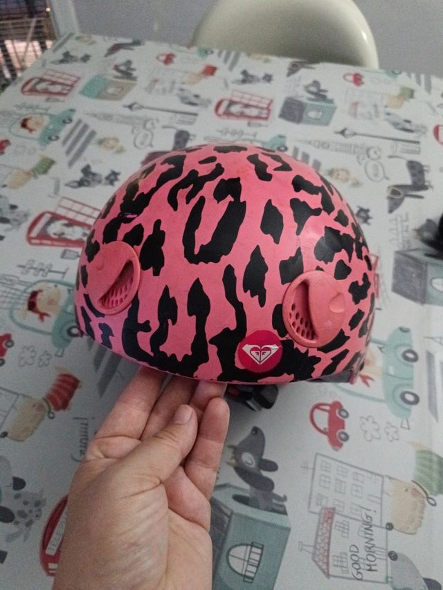 Casco Roxy Rosa con Estampado Animal Print