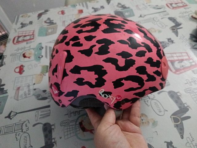 Casco Roxy Rosa con Estampado Animal Print