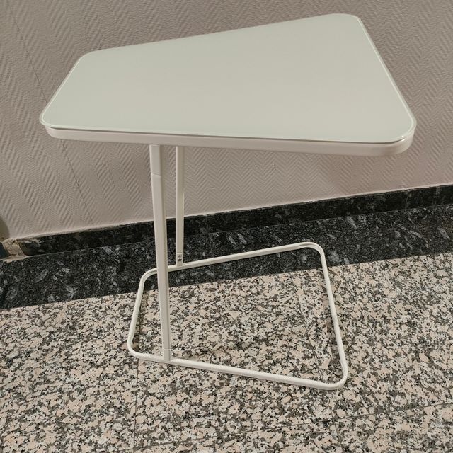 Mesa auxiliar blanca cristal templado muy practica