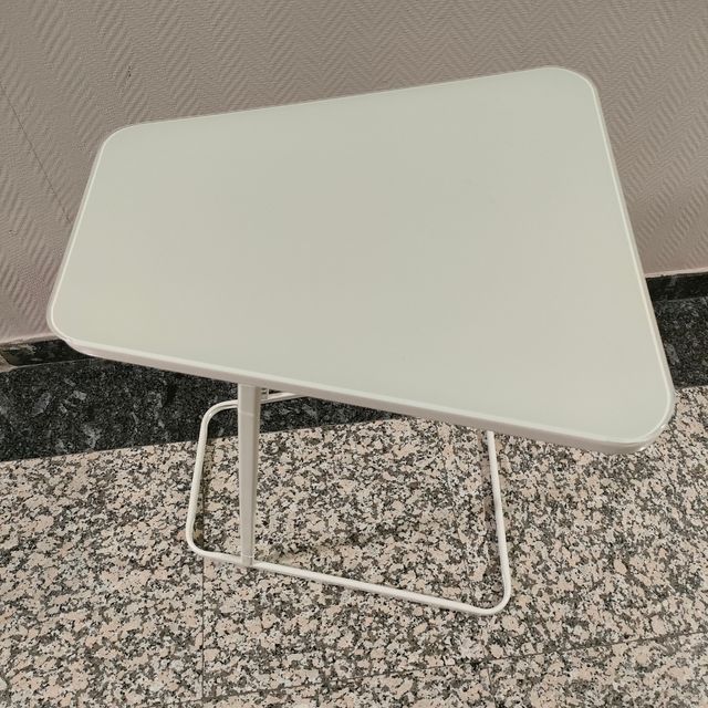 Mesa auxiliar blanca cristal templado muy practica