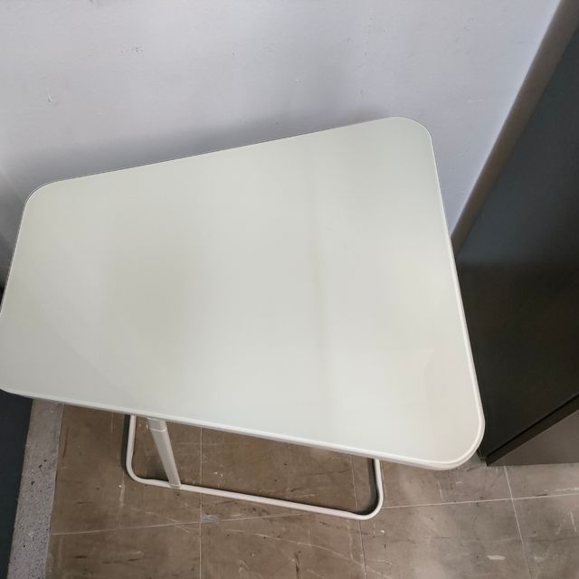 Mesa auxiliar blanca cristal templado muy practica