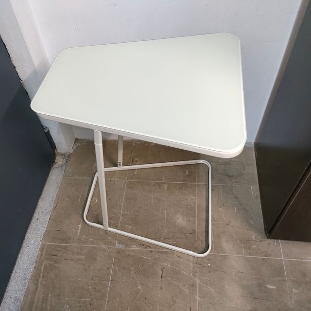 Mesa auxiliar blanca cristal templado muy practica