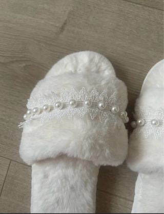 Zapatillas blancas peludas con perlas