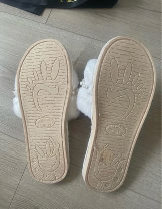 Zapatillas blancas peludas con perlas