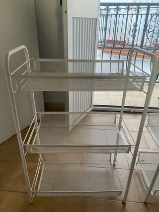 una Estantería Metálica Blanca