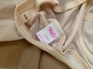 Top lencería encaje perlas beige/rosa