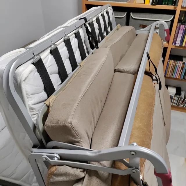 Sofá cama italiano de dos plazas.