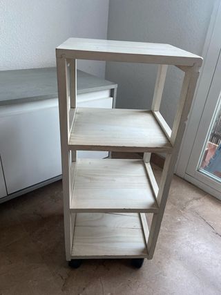 Mesa auxiliar de madera blanca