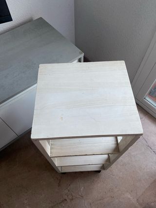 Mesa auxiliar de madera blanca