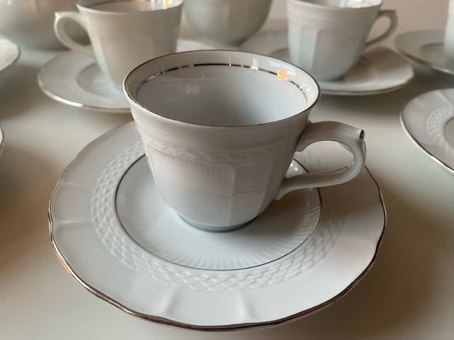 Juego de café de porcelana blanco y plata