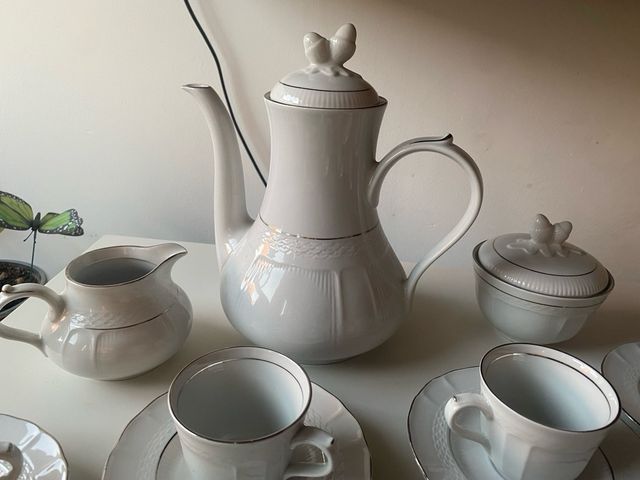 Juego de café de porcelana blanco y plata