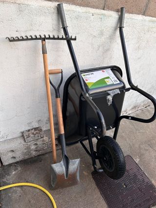 Conjunto de jardinería: carretilla, pala y rastril
