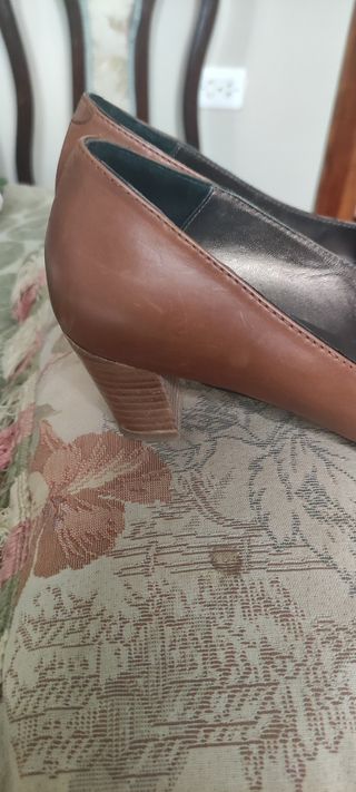 Zapatos de tacón marrones