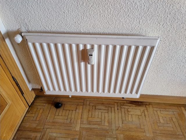 8 Radiadores de acero blancos y beige de distintas