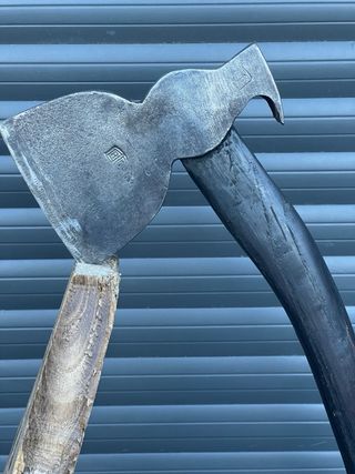 Hacha con marca y mango tallado