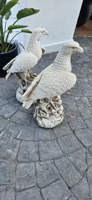 Esculturas de Águilas de Piedra (2 disponibles)