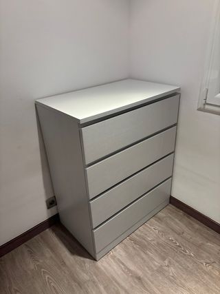 Cómoda blanca de madera