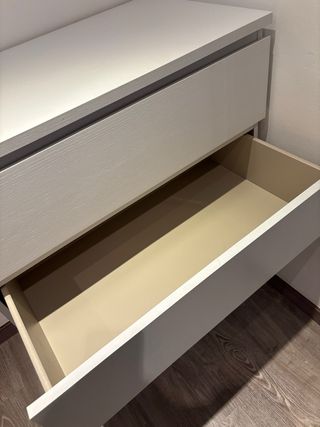 Cómoda blanca de madera