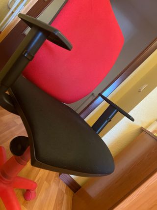Silla de escritorio roja y negra