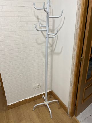 Perchero de pie blanco