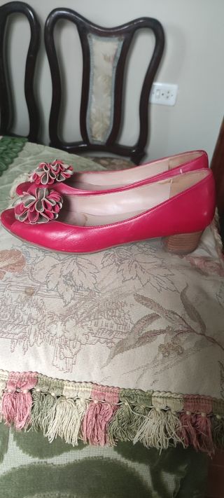 Zapatos de mujer rojos y dorados