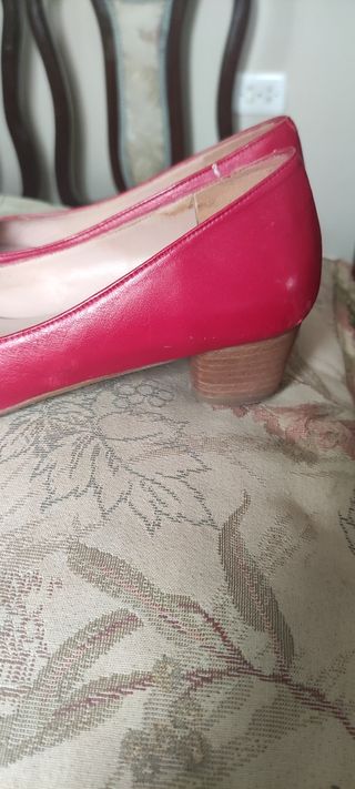 Zapatos de mujer rojos y dorados