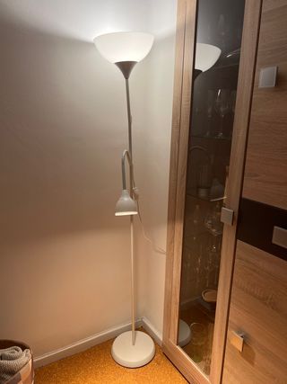 Lámpara de pie blanca