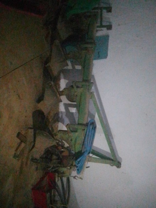 Arado de 4 cuerpos Vertedera de tractor con enganc