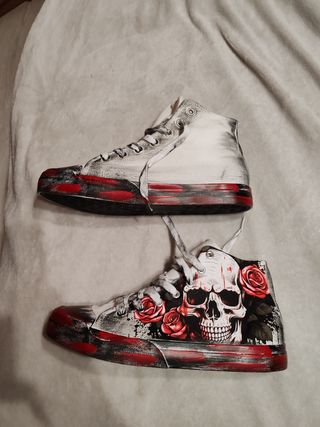 Zapatillas de caña alta con calaveras y rosas