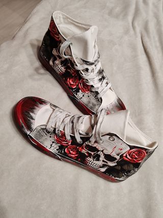 Zapatillas de caña alta con calaveras y rosas