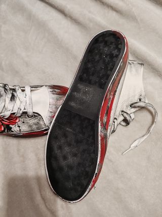 Zapatillas de caña alta con calaveras y rosas