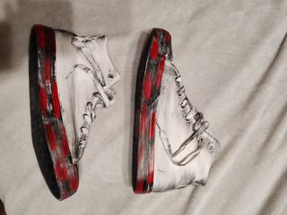 Zapatillas de caña alta con calaveras y rosas