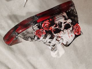 Zapatillas de caña alta con calaveras y rosas
