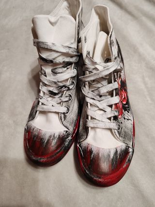 Zapatillas de caña alta con calaveras y rosas