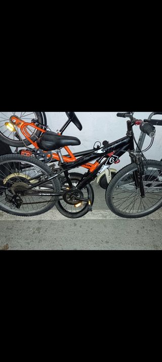Bicicleta de montaña negra