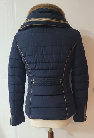 Chaqueta acolchada azul con cuello de pelo