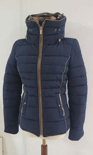 Chaqueta acolchada azul con cuello de pelo