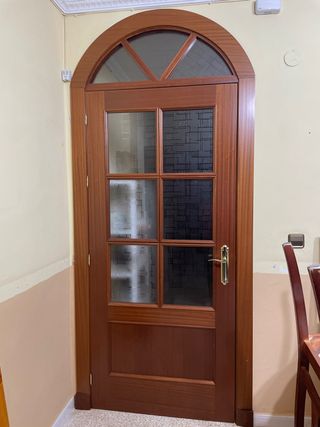 Puerta de madera con cristal