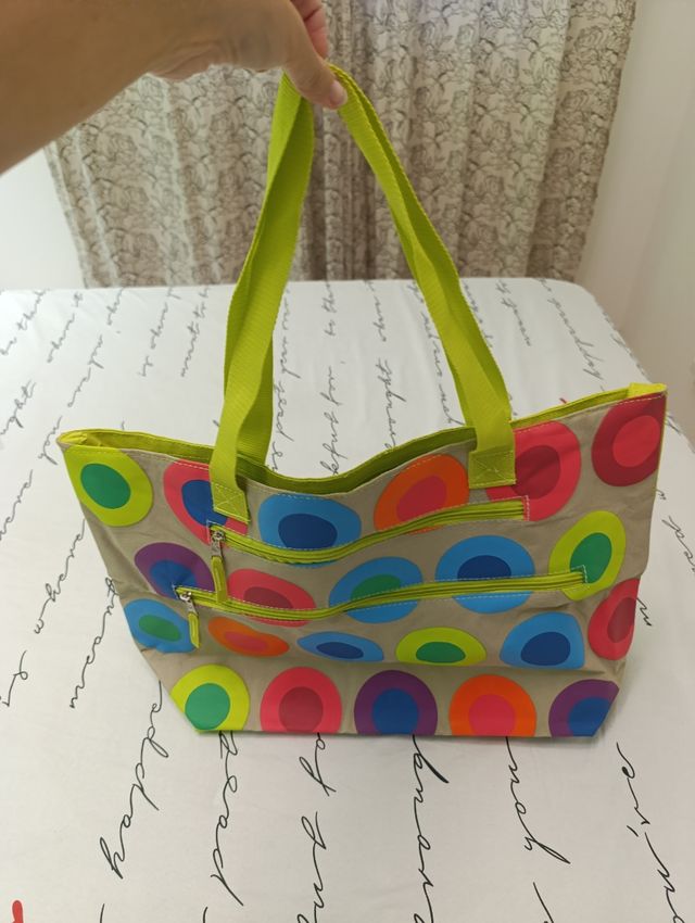 Bolsa de playa con círculos de colores