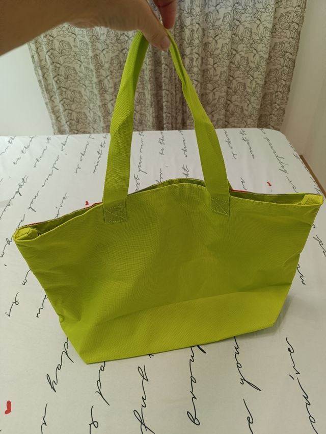 Bolsa de playa con círculos de colores