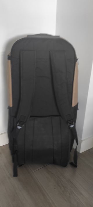 Maleta de viaje beige y negra con ruedas