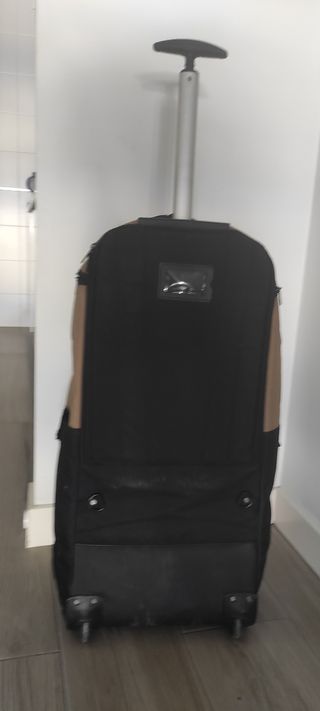 Maleta de viaje beige y negra con ruedas
